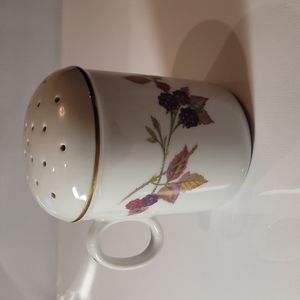 (#1)Royal worcester evesham gold sugar &Cinnamon shaker 5"-4.5"